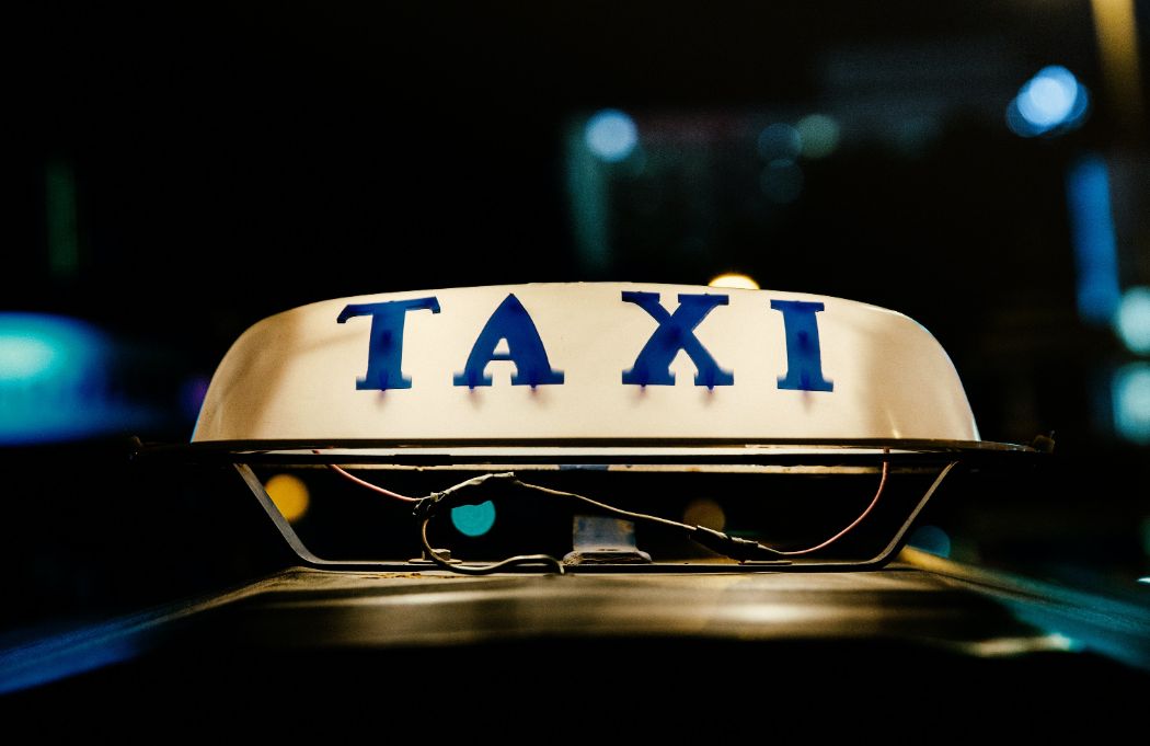 światło z napisem taxi
